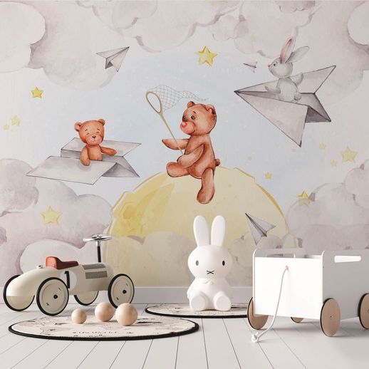 טפט לחדר תינוקות LULLABY ארנב ודובי במטוסים מנייר משחקים בשמים ודובי על ירח עם רקע עננים