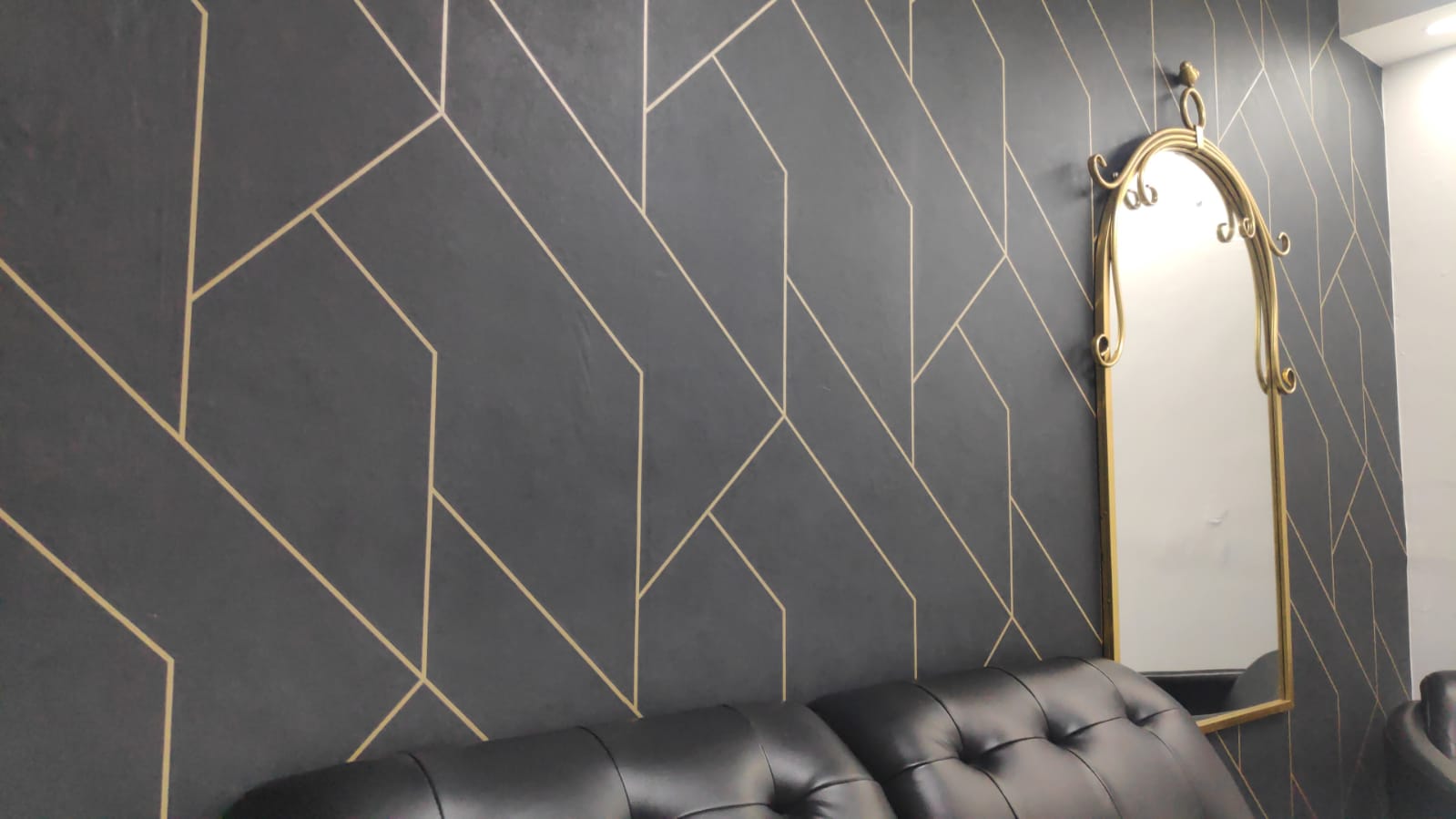 טפט גיאומטרי שחור פחם זהב