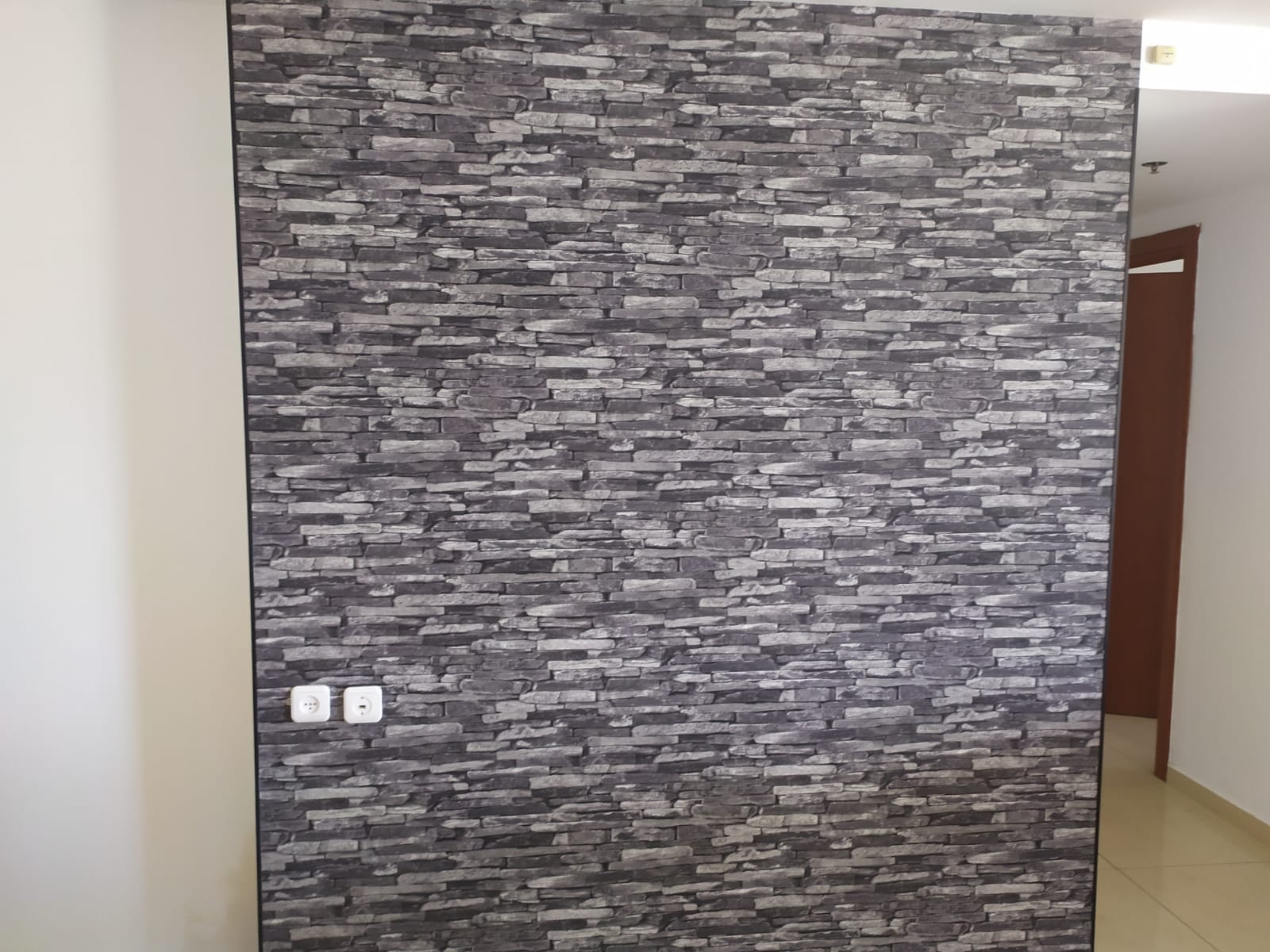 טפט דמוי בריקים בגווני אפור 2